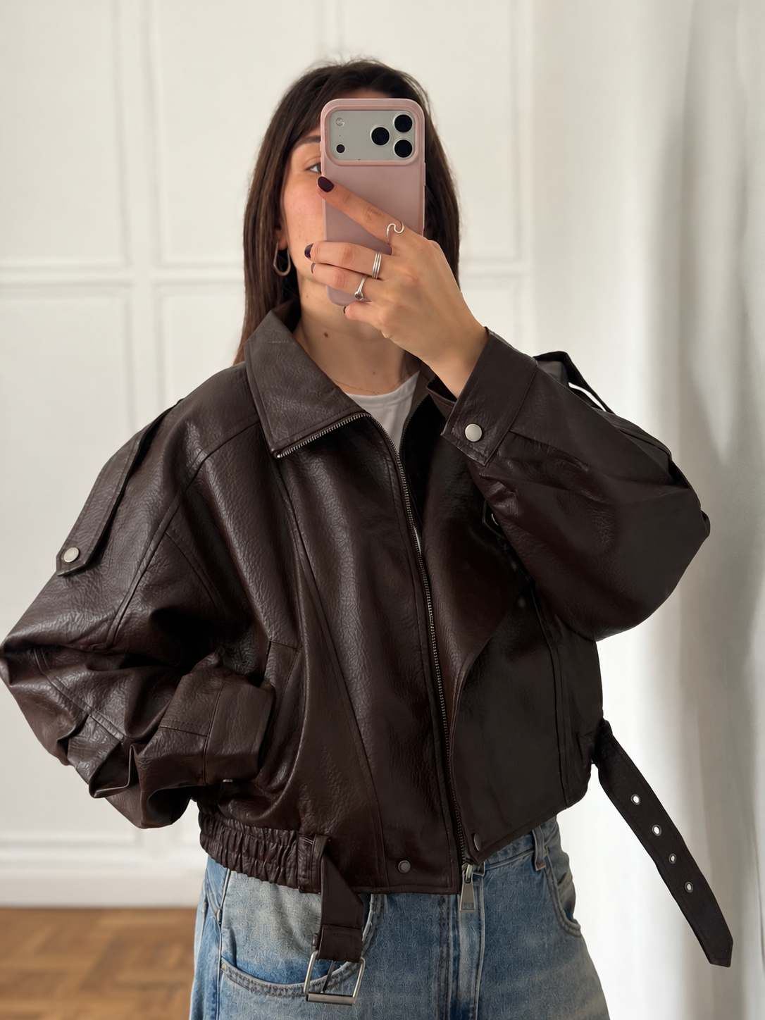 Campera Eco Memphis Choco, campera biker oversize de ecocuero chocolate cerrada con jean
