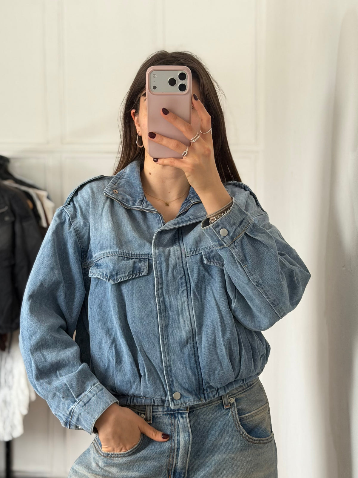 Campera Jean Indie Celeste de espalda, con elástico en la cintura