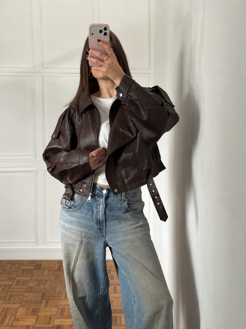 Campera Eco Memphis Choco abierta, con cinto y elástico en la cintura