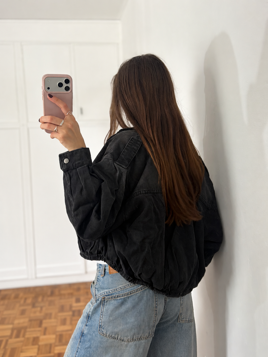 Campera Jean Indie Negro Lavado con bolsillos con tapa y cierre metálico